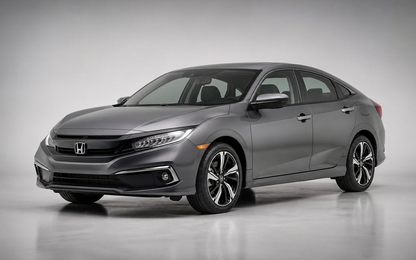 Honda Civic prata em uma vitrine de exemplo